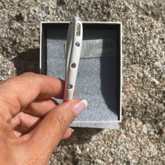 Chanel white plastic bangle - Picture 4 of 16